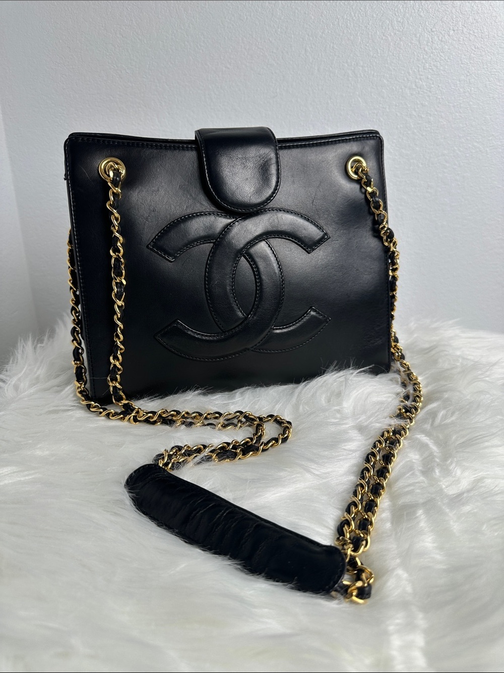 💯Authentic CHANEL Black Lambskin Shoulder Bag with Gold Chain Strap🍀